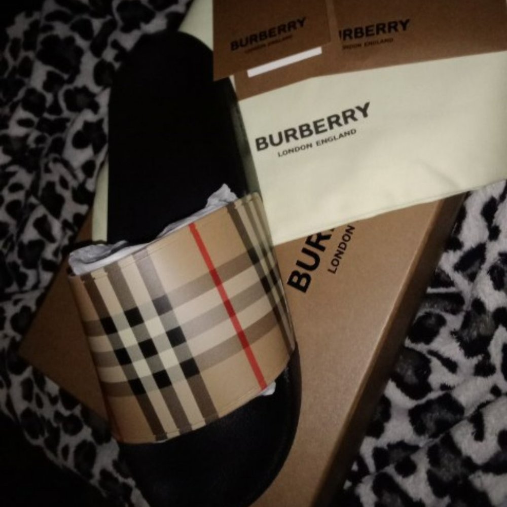 MENS SIZE 10 BURBERRY SLIDES (NEW IN BOX with PROOF OF AUTHENTICITY)